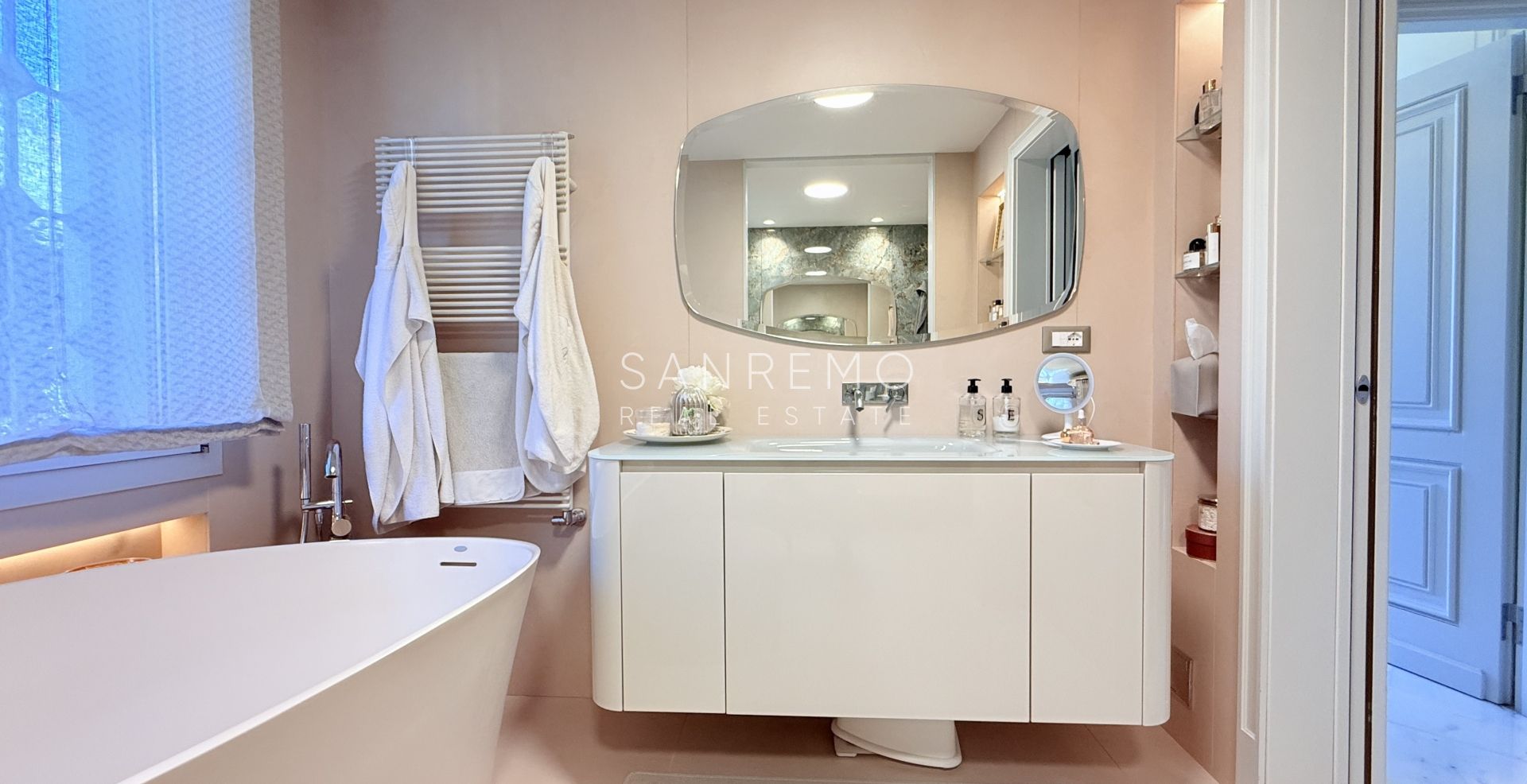 Penthouse exclusif avec vue sur la mer, grande terrasse et finitions de luxe dans un immeuble de standing entouré de verdure