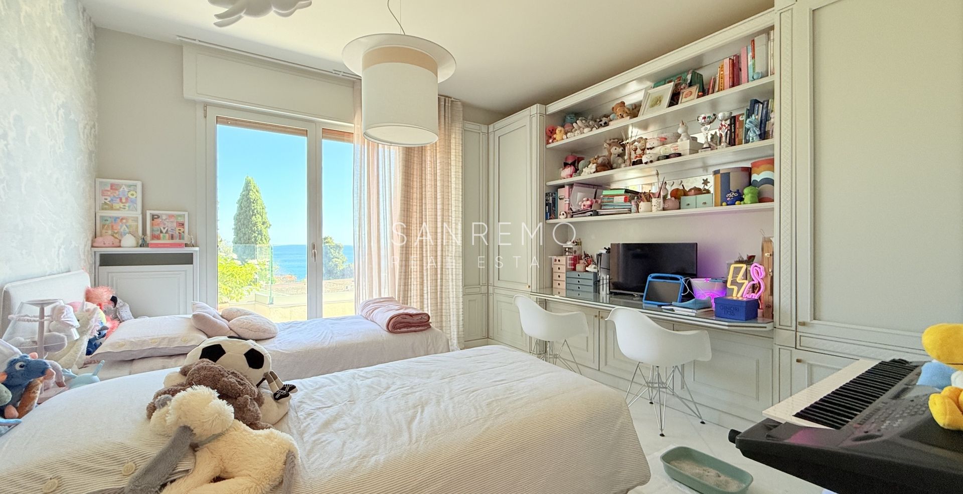 Penthouse exclusif avec vue sur la mer, grande terrasse et finitions de luxe dans un immeuble de standing entouré de verdure