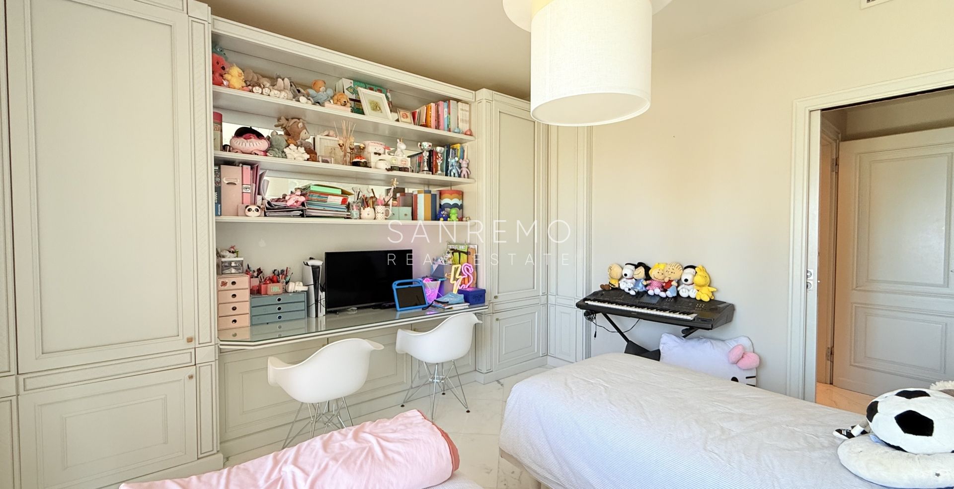 Penthouse exclusif avec vue sur la mer, grande terrasse et finitions de luxe dans un immeuble de standing entouré de verdure