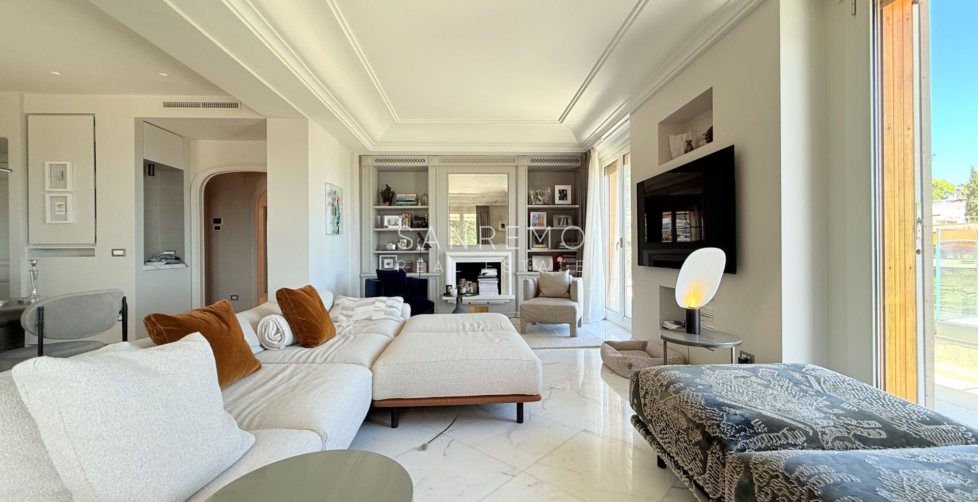 Penthouse exclusif avec vue sur la mer, grande terrasse et finitions de luxe dans un immeuble de standing entouré de verdure