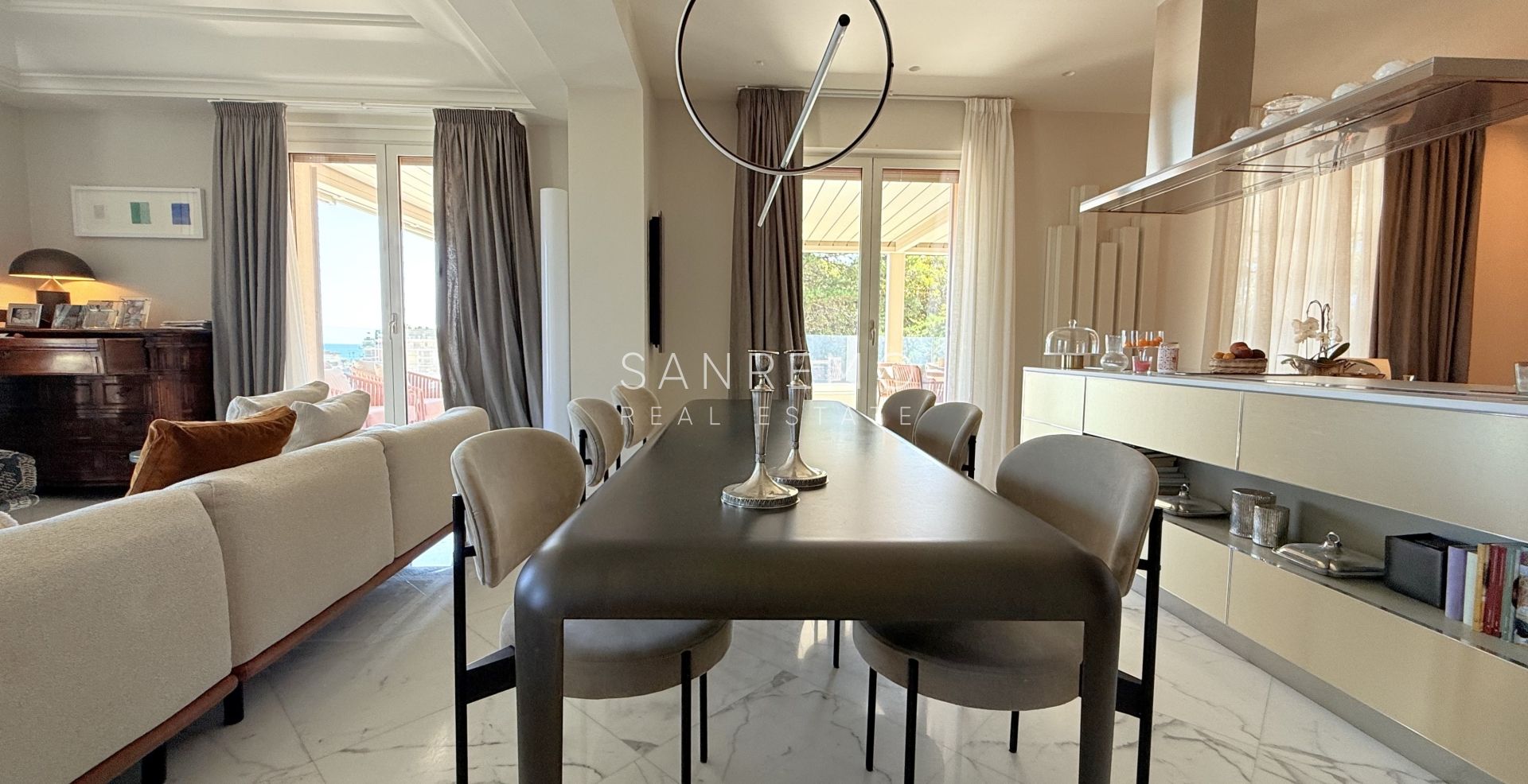 Penthouse exclusif avec vue sur la mer, grande terrasse et finitions de luxe dans un immeuble de standing entouré de verdure