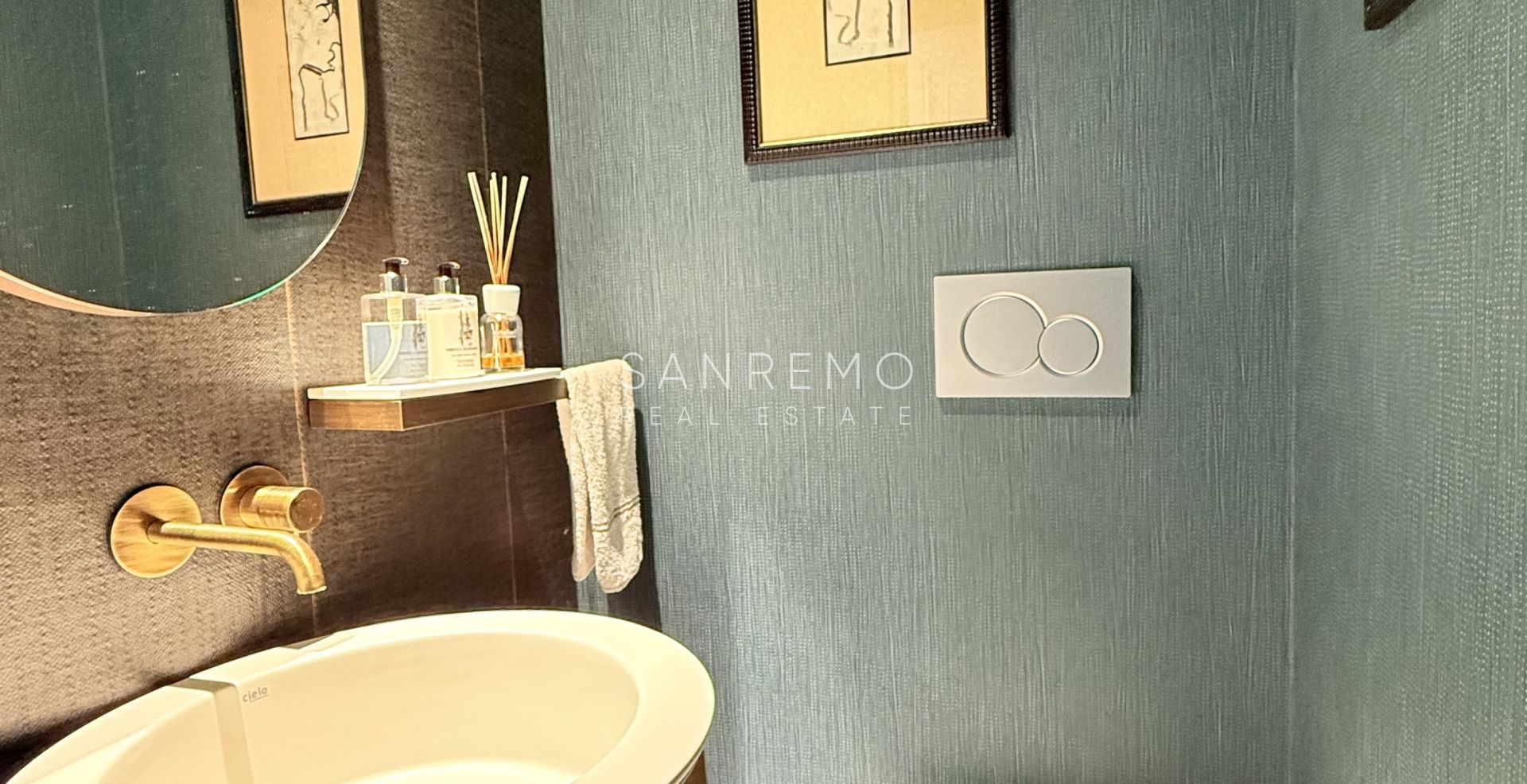 Penthouse exclusif avec vue sur la mer, grande terrasse et finitions de luxe dans un immeuble de standing entouré de verdure