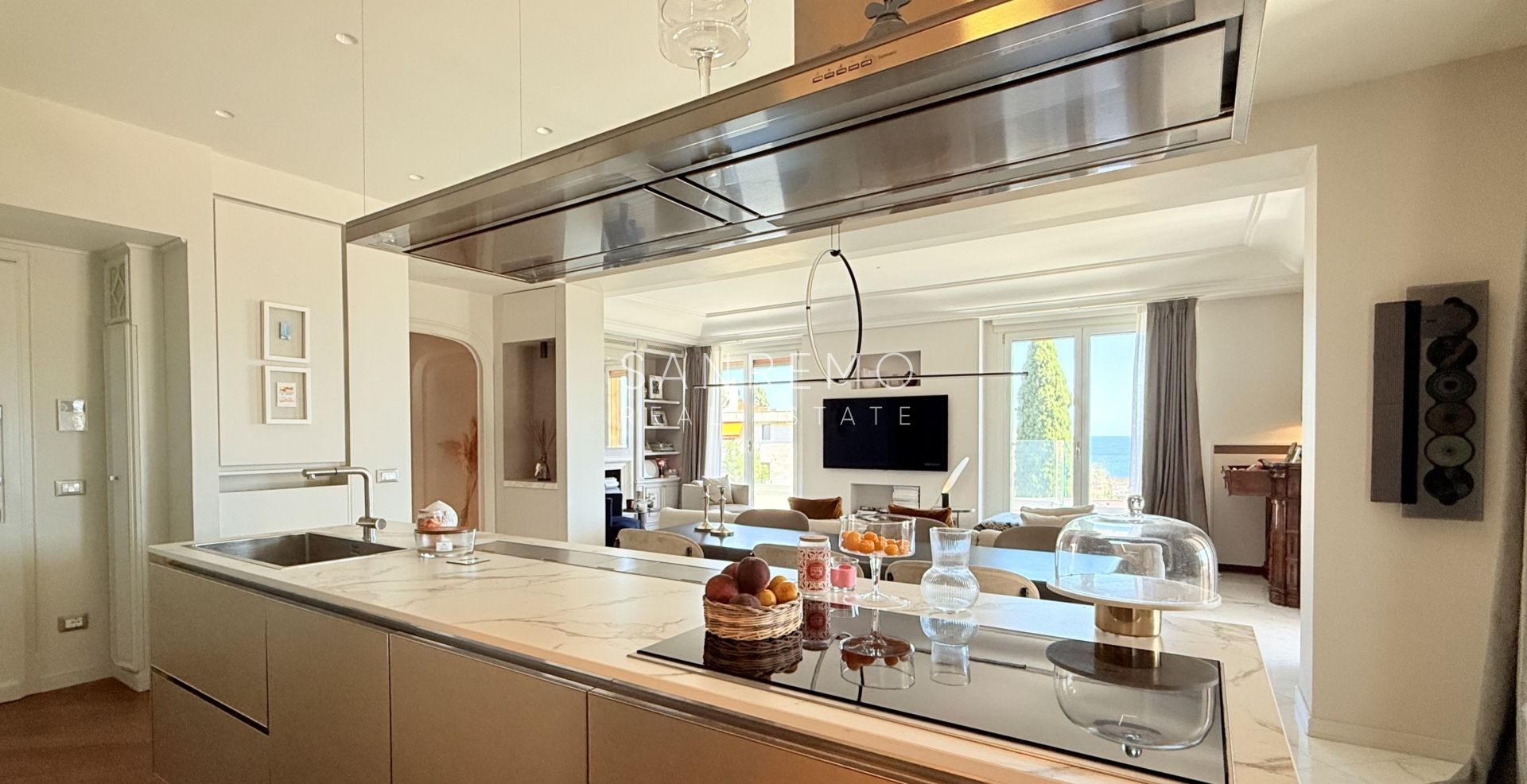 Penthouse exclusif avec vue sur la mer, grande terrasse et finitions de luxe dans un immeuble de standing entouré de verdure