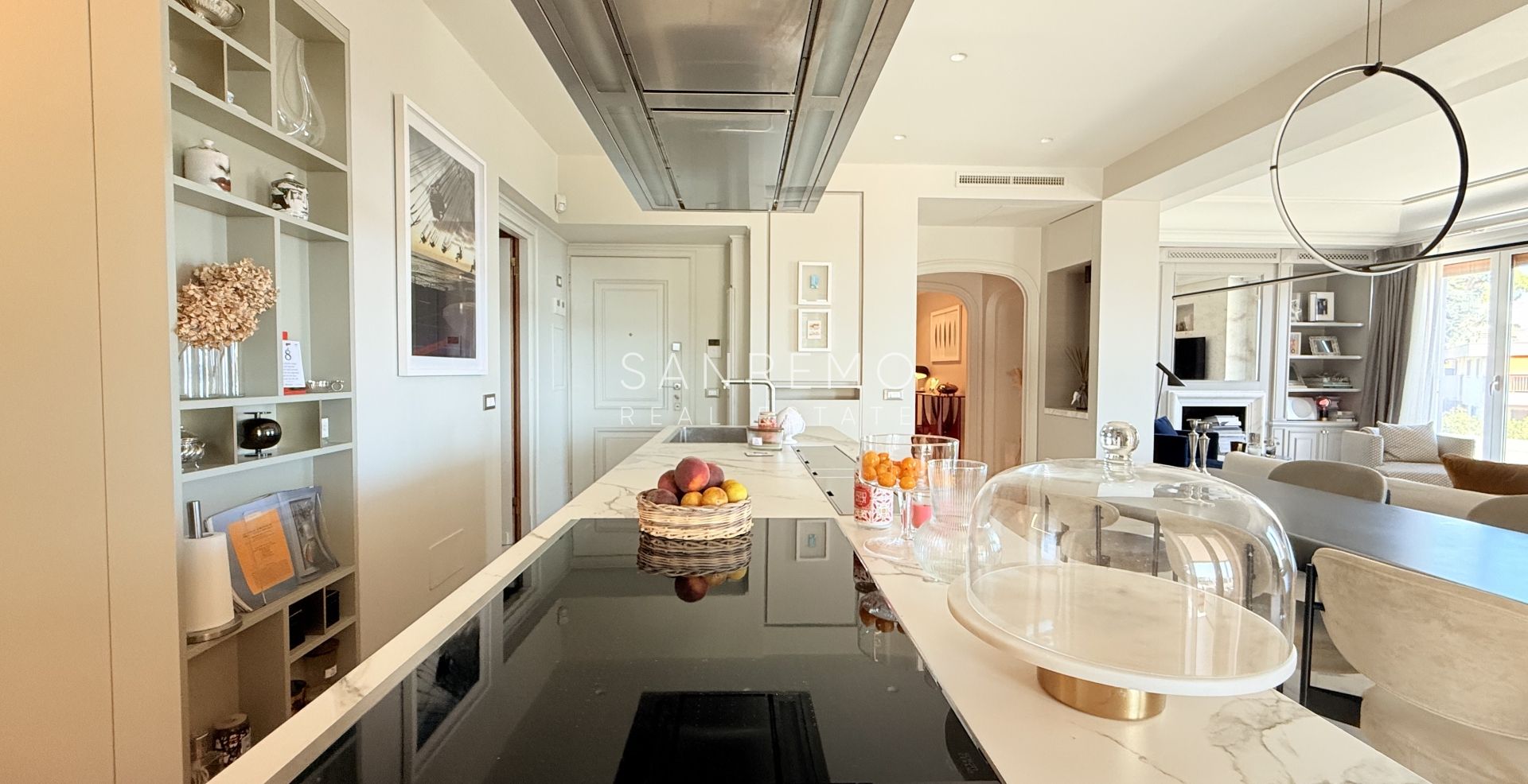 Penthouse exclusif avec vue sur la mer, grande terrasse et finitions de luxe dans un immeuble de standing entouré de verdure