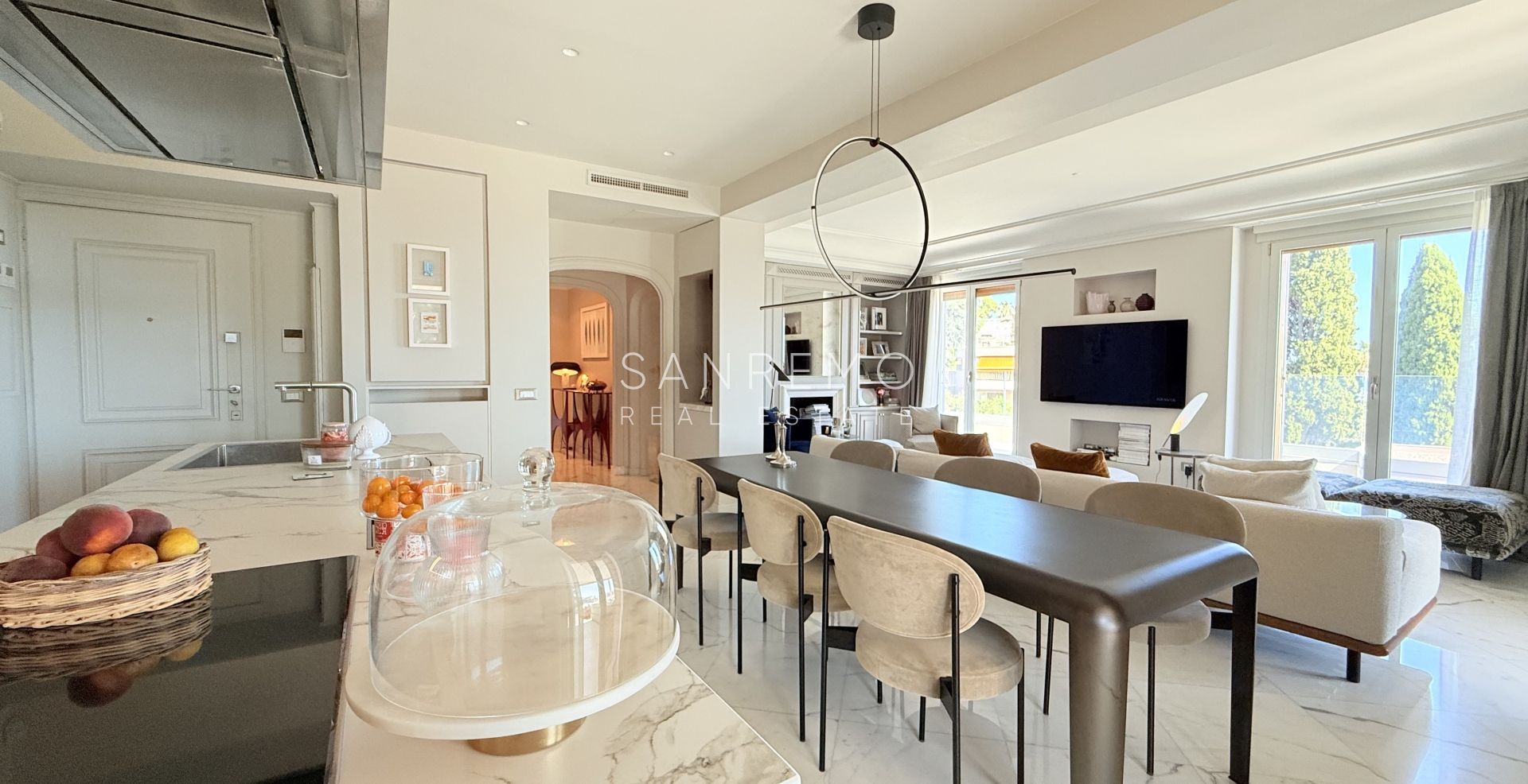 Penthouse exclusif avec vue sur la mer, grande terrasse et finitions de luxe dans un immeuble de standing entouré de verdure