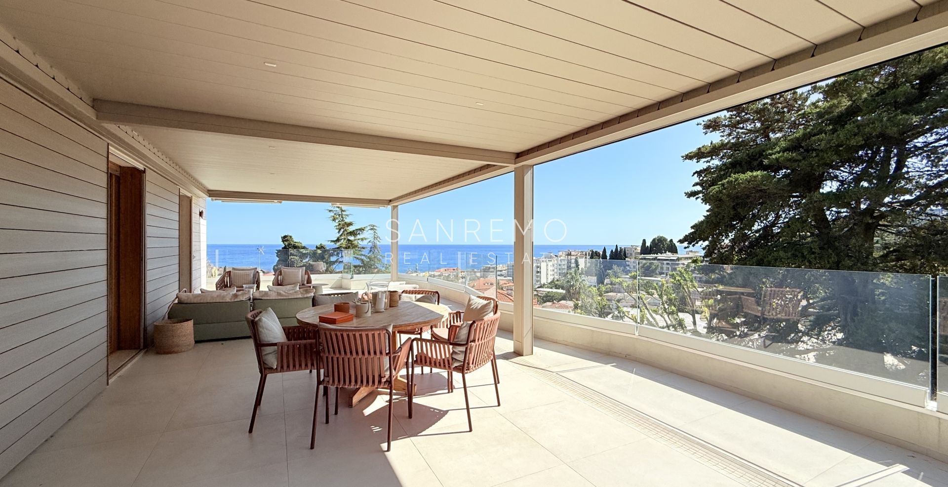 Penthouse exclusif avec vue sur la mer, grande terrasse et finitions de luxe dans un immeuble de standing entouré de verdure