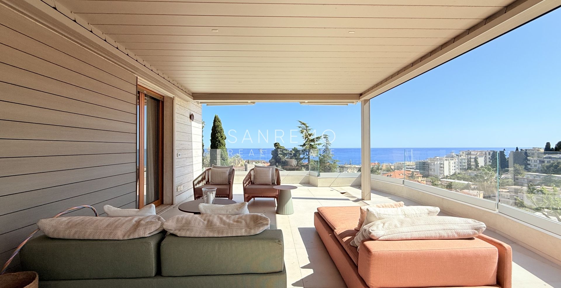 Penthouse exclusif avec vue sur la mer, grande terrasse et finitions de luxe dans un immeuble de standing entouré de verdure