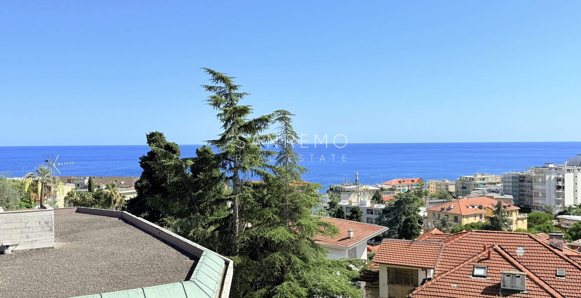 Penthouse exclusif avec vue sur la mer, grande terrasse et finitions de luxe dans un immeuble de standing entouré de verdure