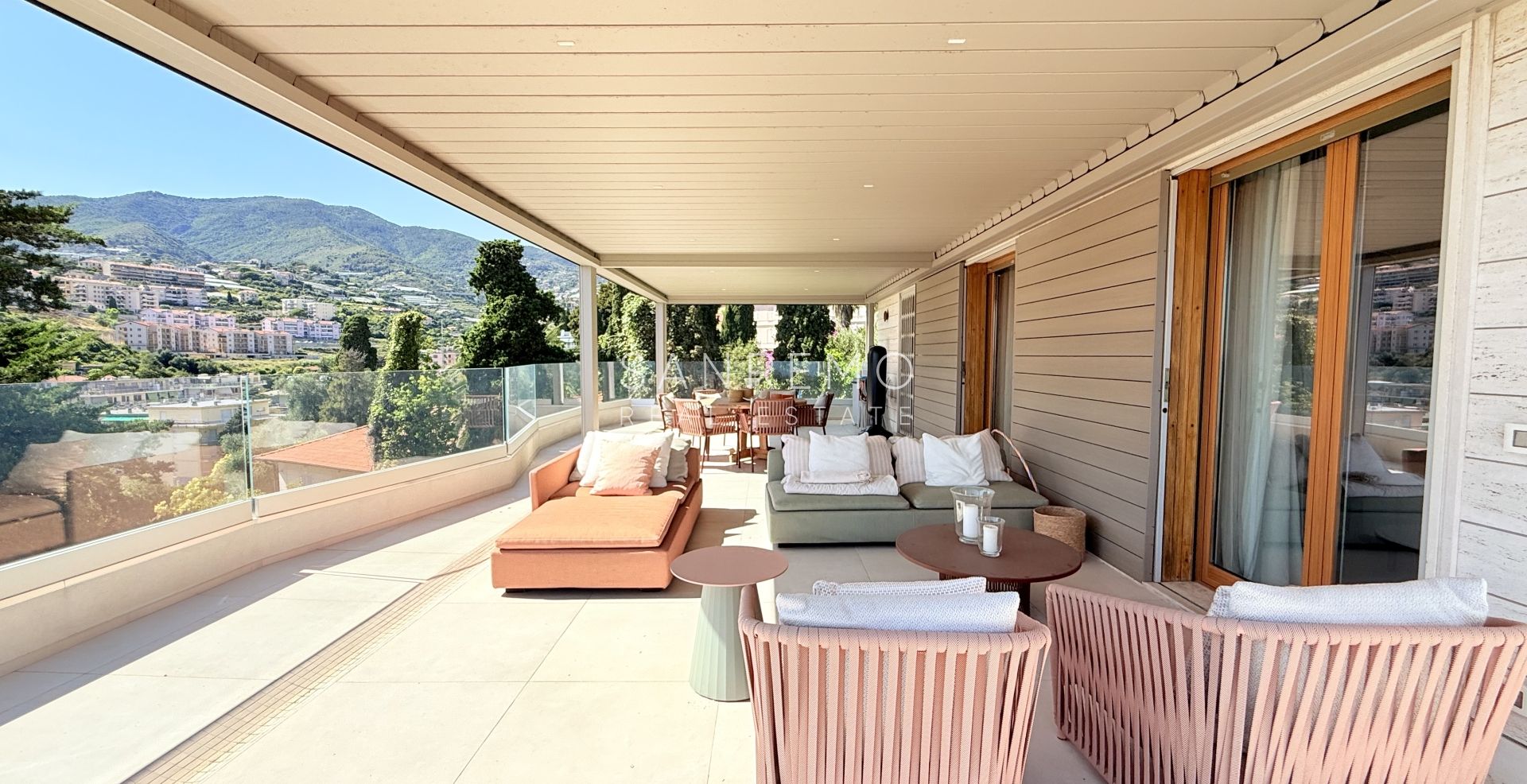 Penthouse exclusif avec vue sur la mer, grande terrasse et finitions de luxe dans un immeuble de standing entouré de verdure