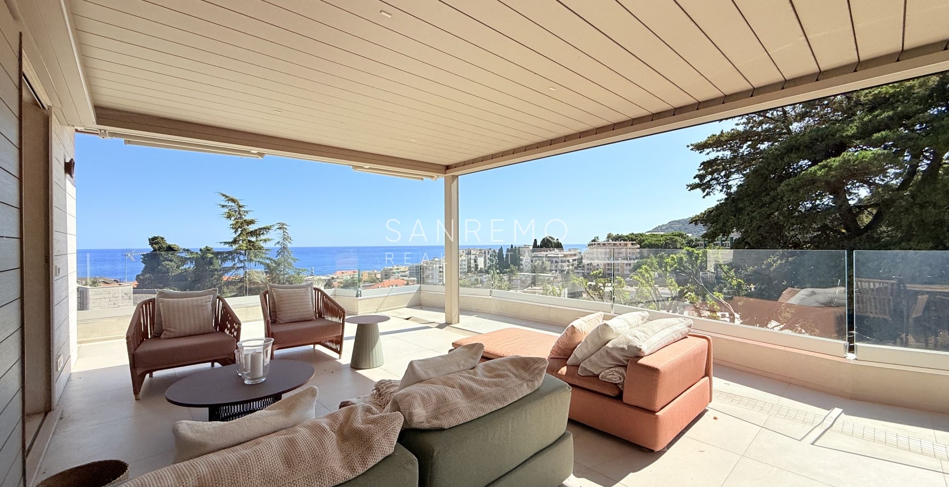 Penthouse exclusif avec vue sur la mer, grande terrasse et finitions de luxe dans un immeuble de standing entouré de verdure