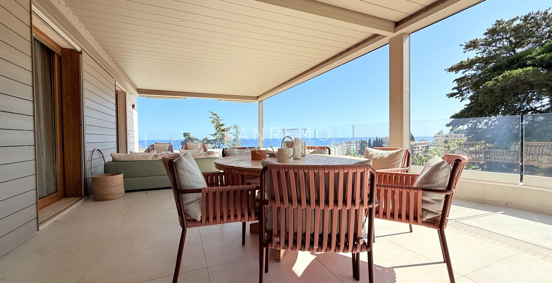 Penthouse exclusif avec vue sur la mer, grande terrasse et finitions de luxe dans un immeuble de standing entouré de verdure