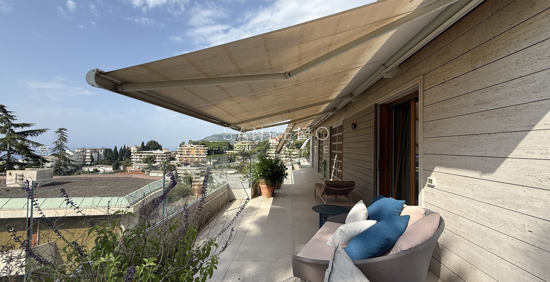Penthouse exclusif avec vue sur la mer, grande terrasse et finitions de luxe dans un immeuble de standing entouré de verdure