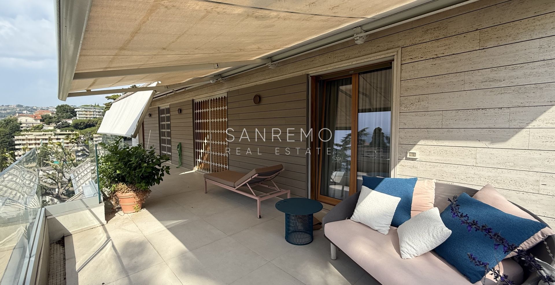 Penthouse exclusif avec vue sur la mer, grande terrasse et finitions de luxe dans un immeuble de standing entouré de verdure