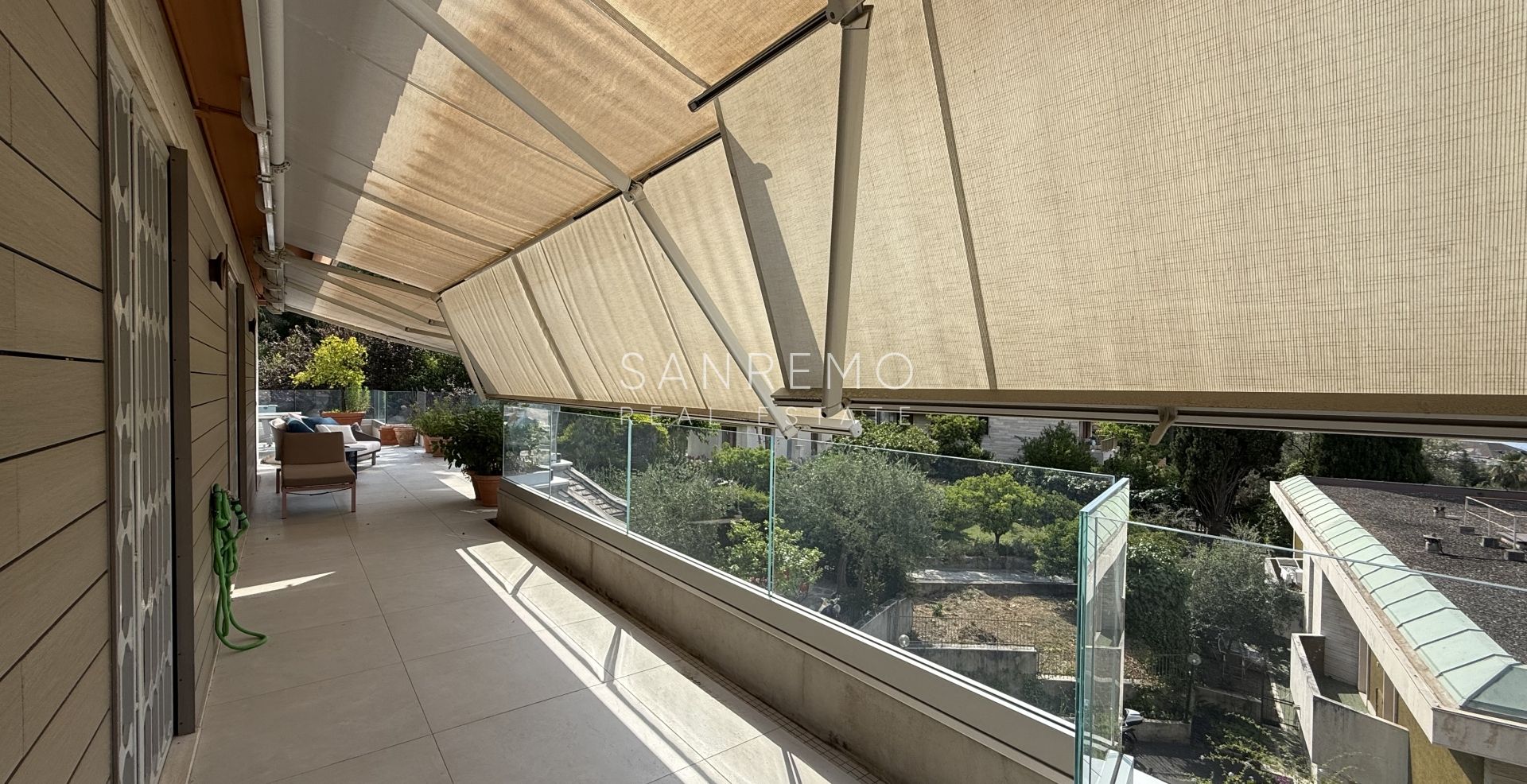 Penthouse exclusif avec vue sur la mer, grande terrasse et finitions de luxe dans un immeuble de standing entouré de verdure