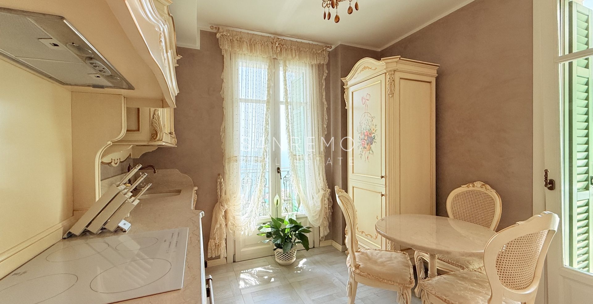 Attique dans résidente prestigieuse avec piscine intérieure chaufée et parking