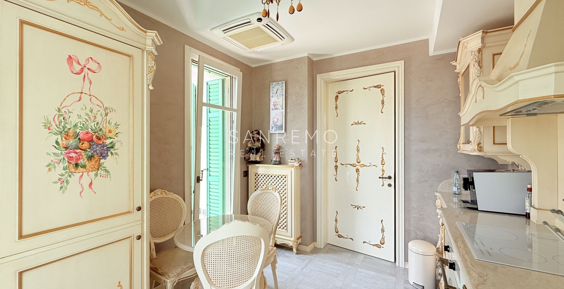 Attique dans résidente prestigieuse avec piscine intérieure chaufée et parking