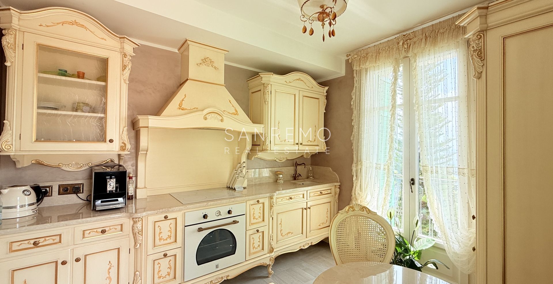 Attique dans résidente prestigieuse avec piscine intérieure chaufée et parking