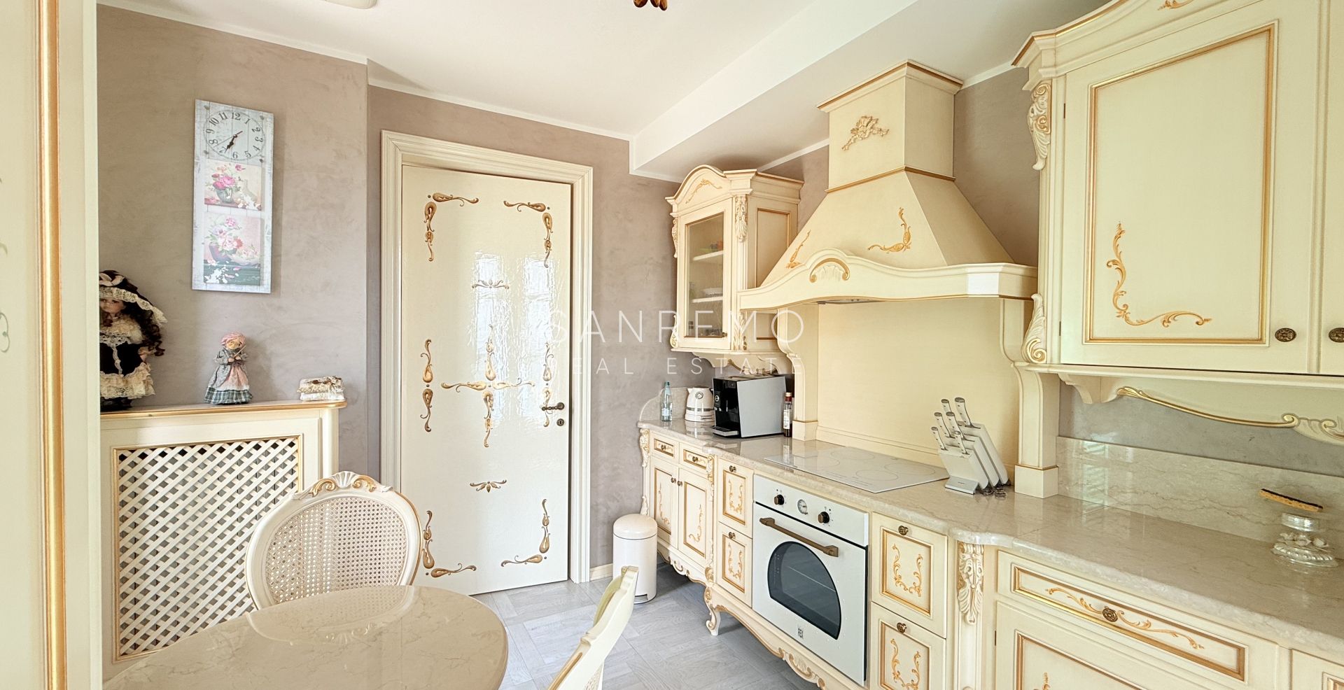 Attique dans résidente prestigieuse avec piscine intérieure chaufée et parking