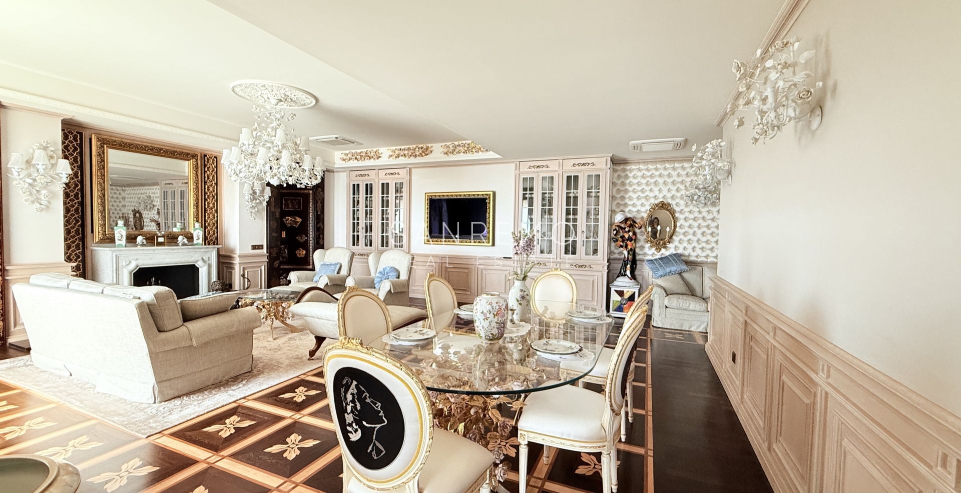 Attique dans résidente prestigieuse avec piscine intérieure chaufée et parking