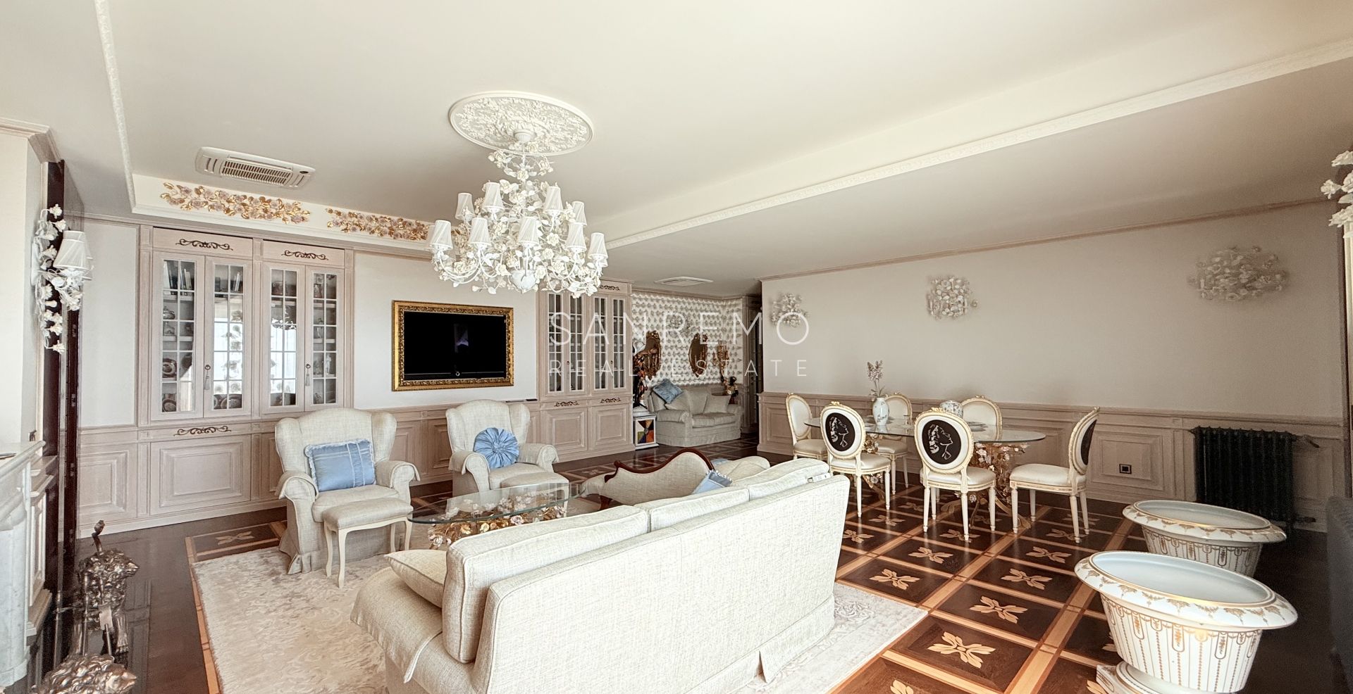 Attique dans résidente prestigieuse avec piscine intérieure chaufée et parking