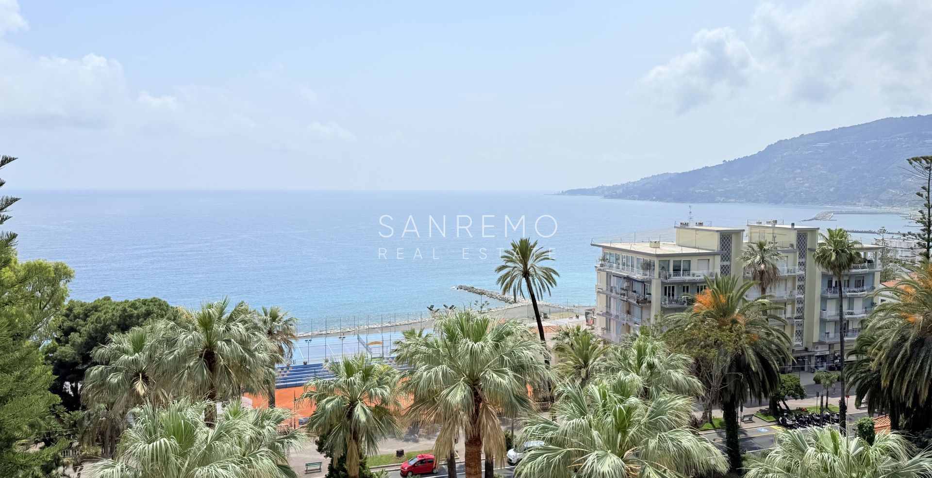 Attique dans résidente prestigieuse avec piscine intérieure chaufée et parking