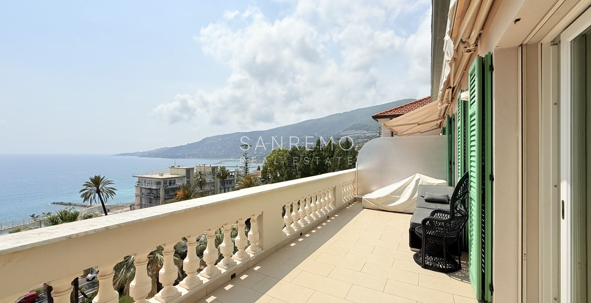 Attique dans résidente prestigieuse avec piscine intérieure chaufée et parking