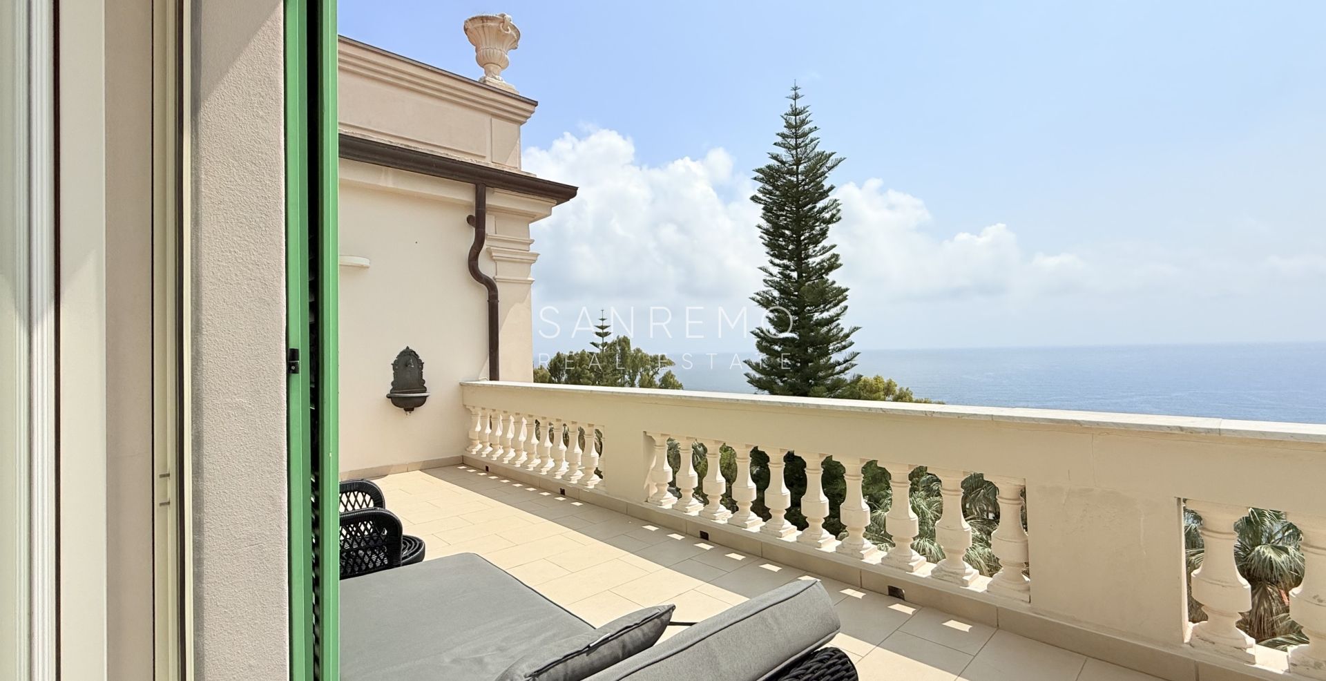 Attique dans résidente prestigieuse avec piscine intérieure chaufée et parking