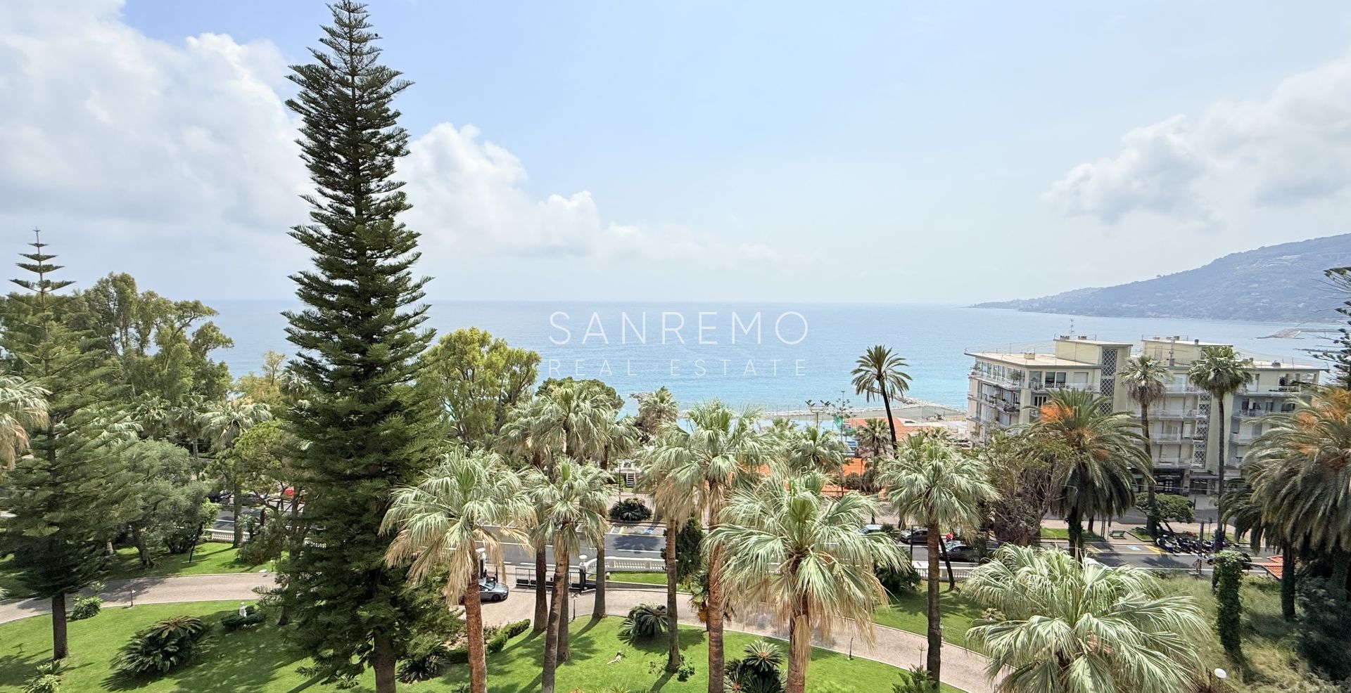 Attique dans résidente prestigieuse avec piscine intérieure chaufée et parking