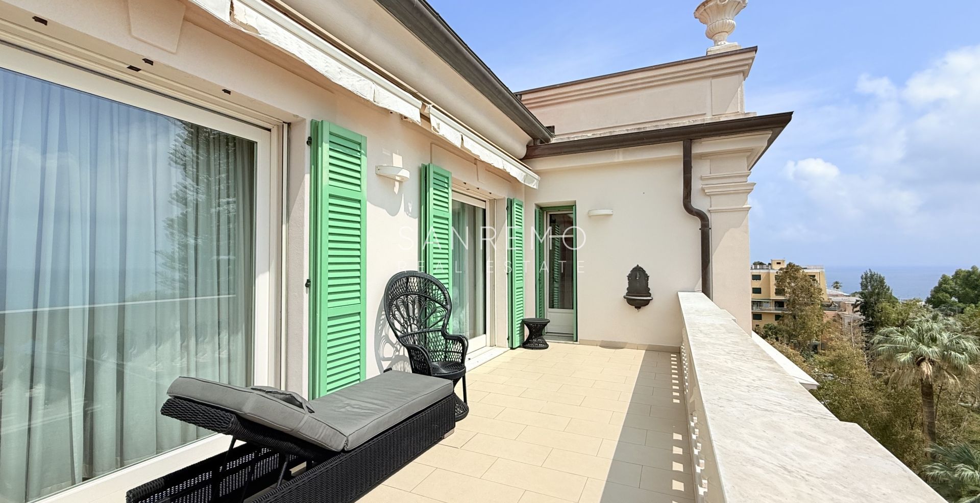 Attique dans résidente prestigieuse avec piscine intérieure chaufée et parking