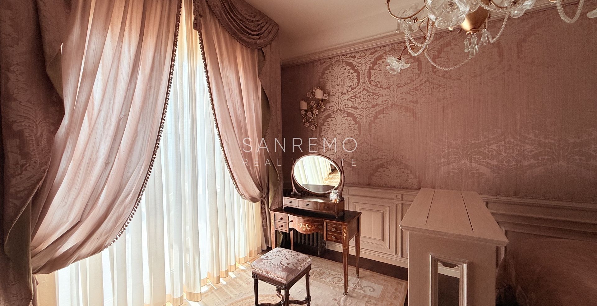 Attique dans résidente prestigieuse avec piscine intérieure chaufée et parking