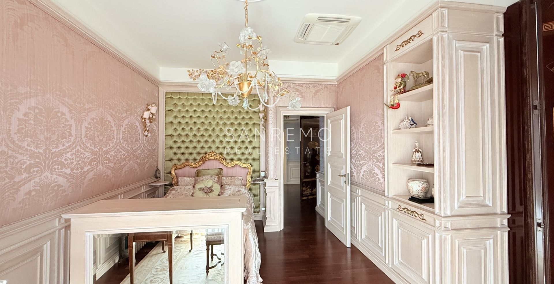 Attique dans résidente prestigieuse avec piscine intérieure chaufée et parking