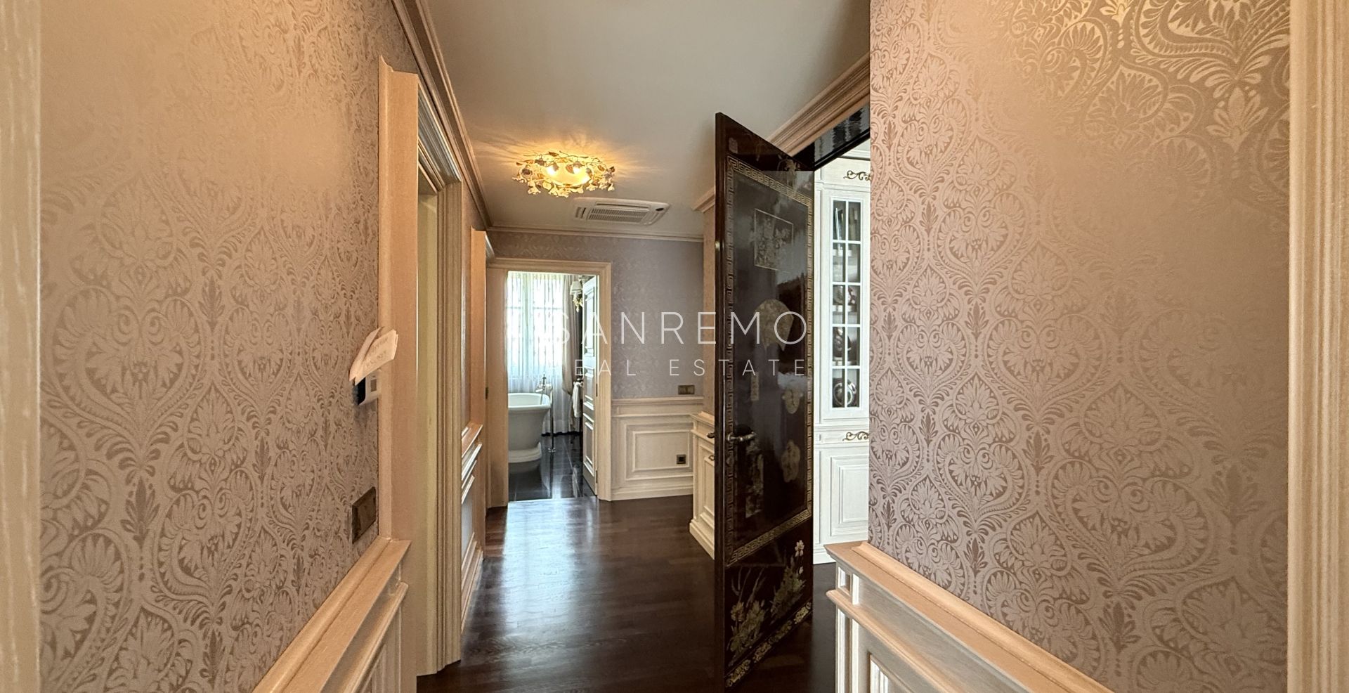 Attique dans résidente prestigieuse avec piscine intérieure chaufée et parking