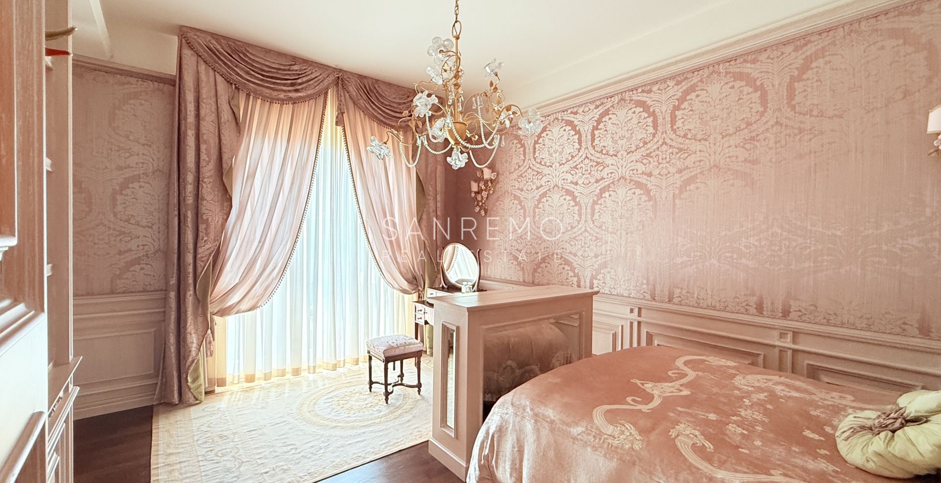 Attique dans résidente prestigieuse avec piscine intérieure chaufée et parking