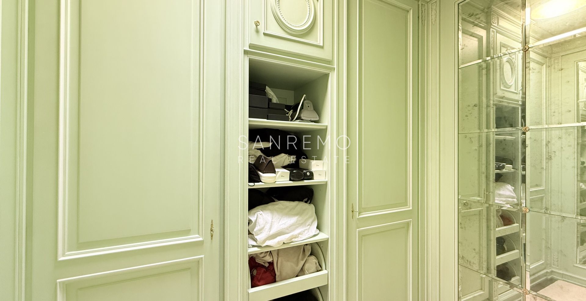 Attique dans résidente prestigieuse avec piscine intérieure chaufée et parking