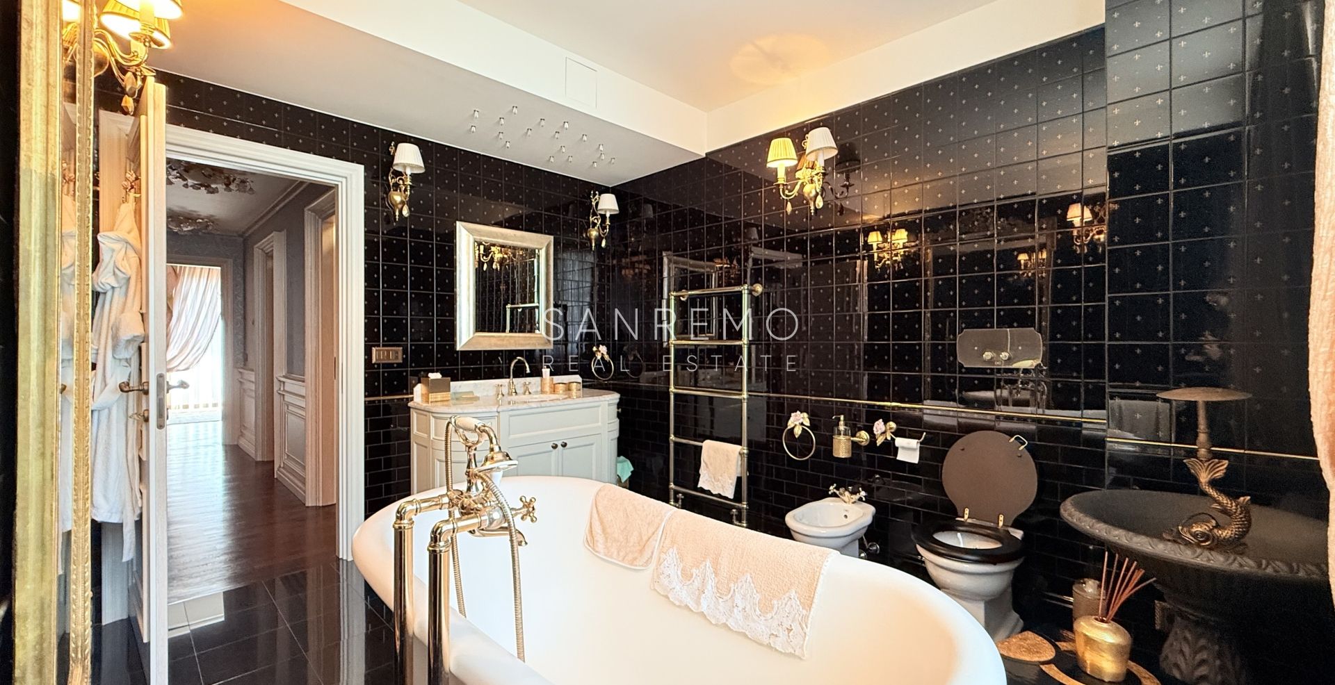 Attique dans résidente prestigieuse avec piscine intérieure chaufée et parking