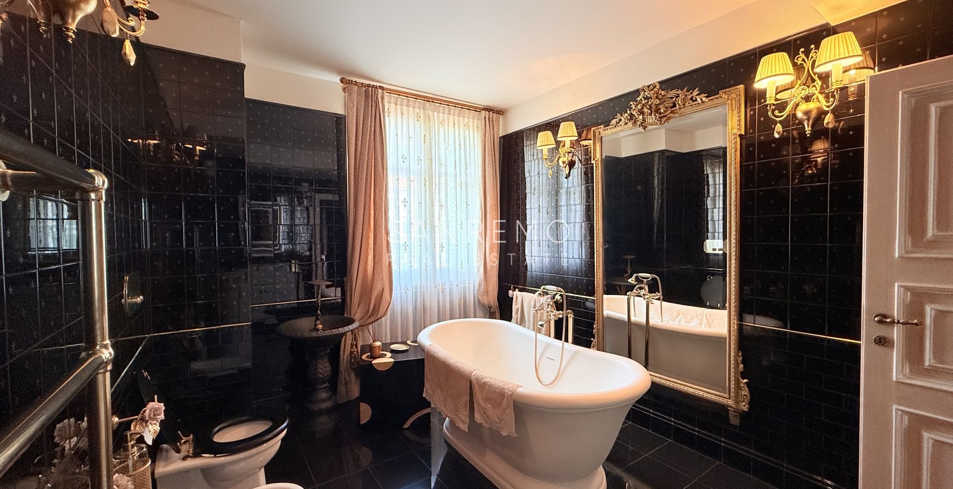 Attique dans résidente prestigieuse avec piscine intérieure chaufée et parking