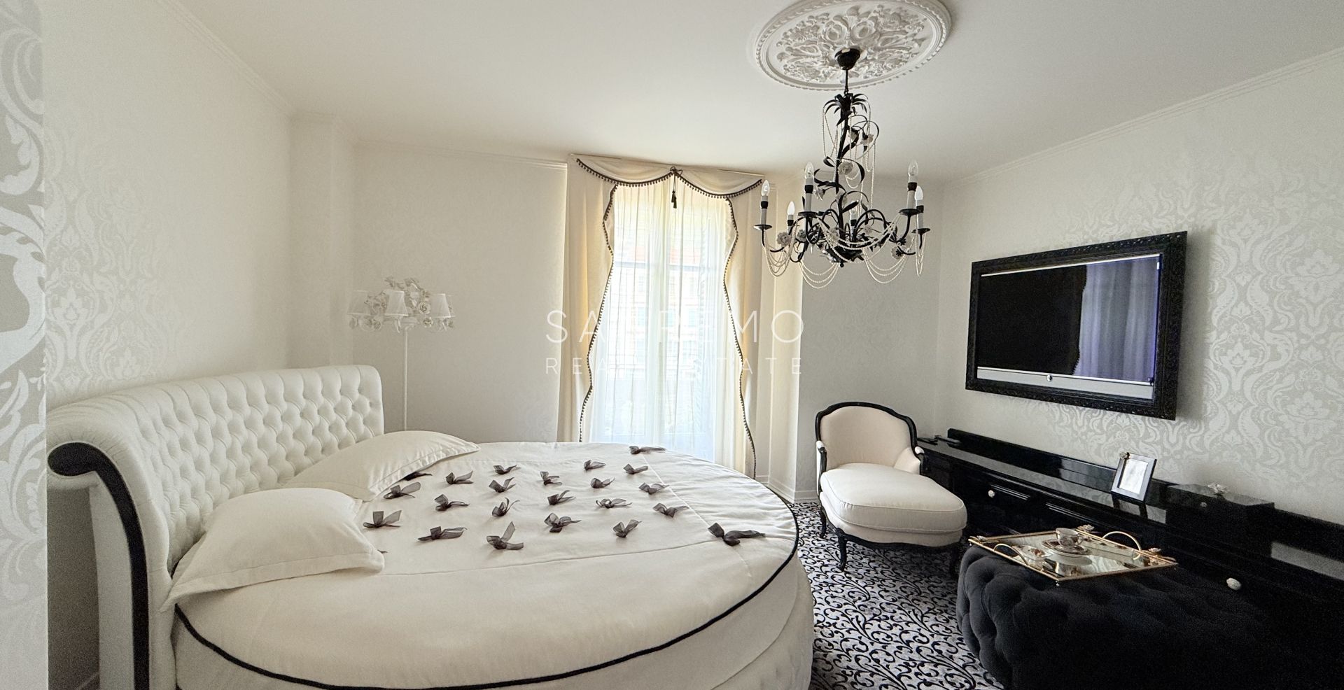 Attique dans résidente prestigieuse avec piscine intérieure chaufée et parking