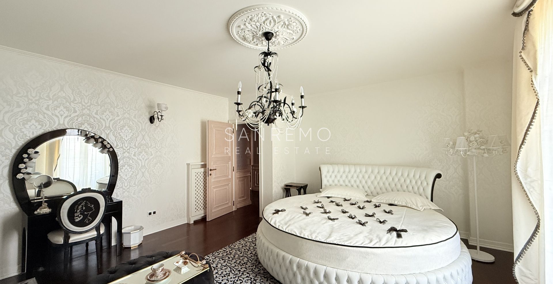 Attique dans résidente prestigieuse avec piscine intérieure chaufée et parking