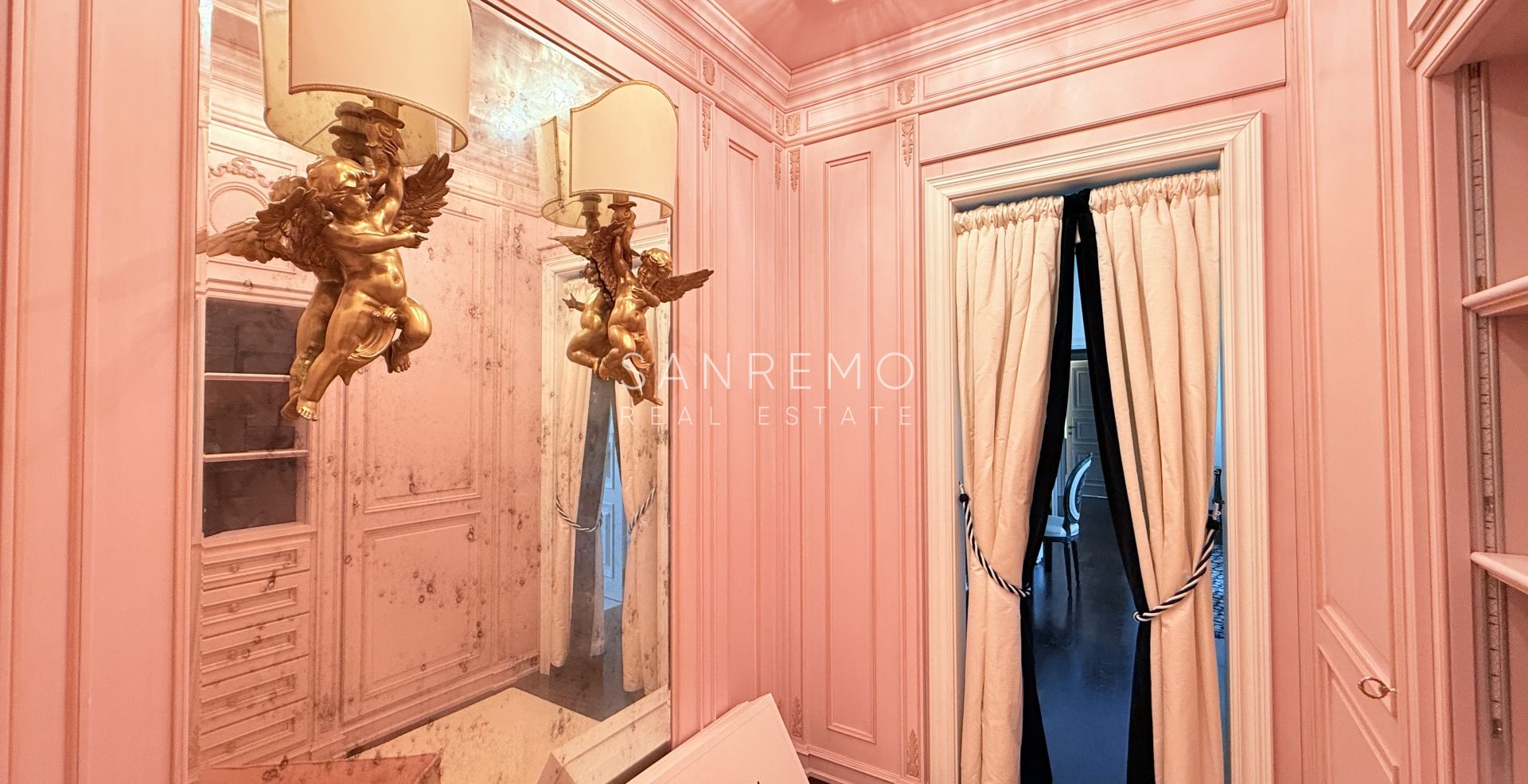 Attique dans résidente prestigieuse avec piscine intérieure chaufée et parking