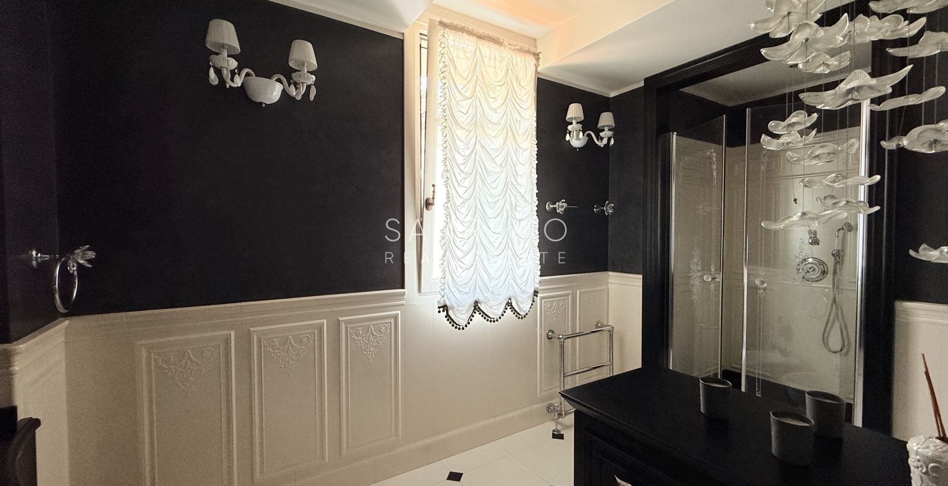 Attique dans résidente prestigieuse avec piscine intérieure chaufée et parking