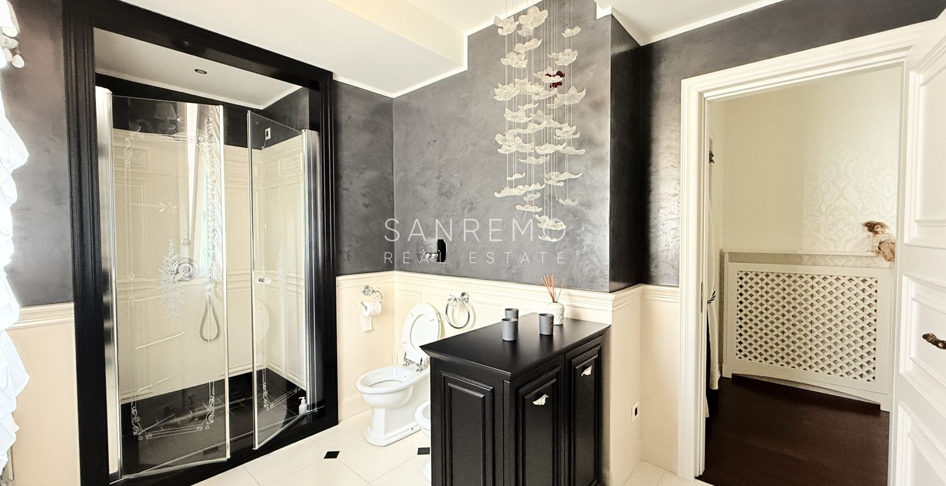 Attique dans résidente prestigieuse avec piscine intérieure chaufée et parking