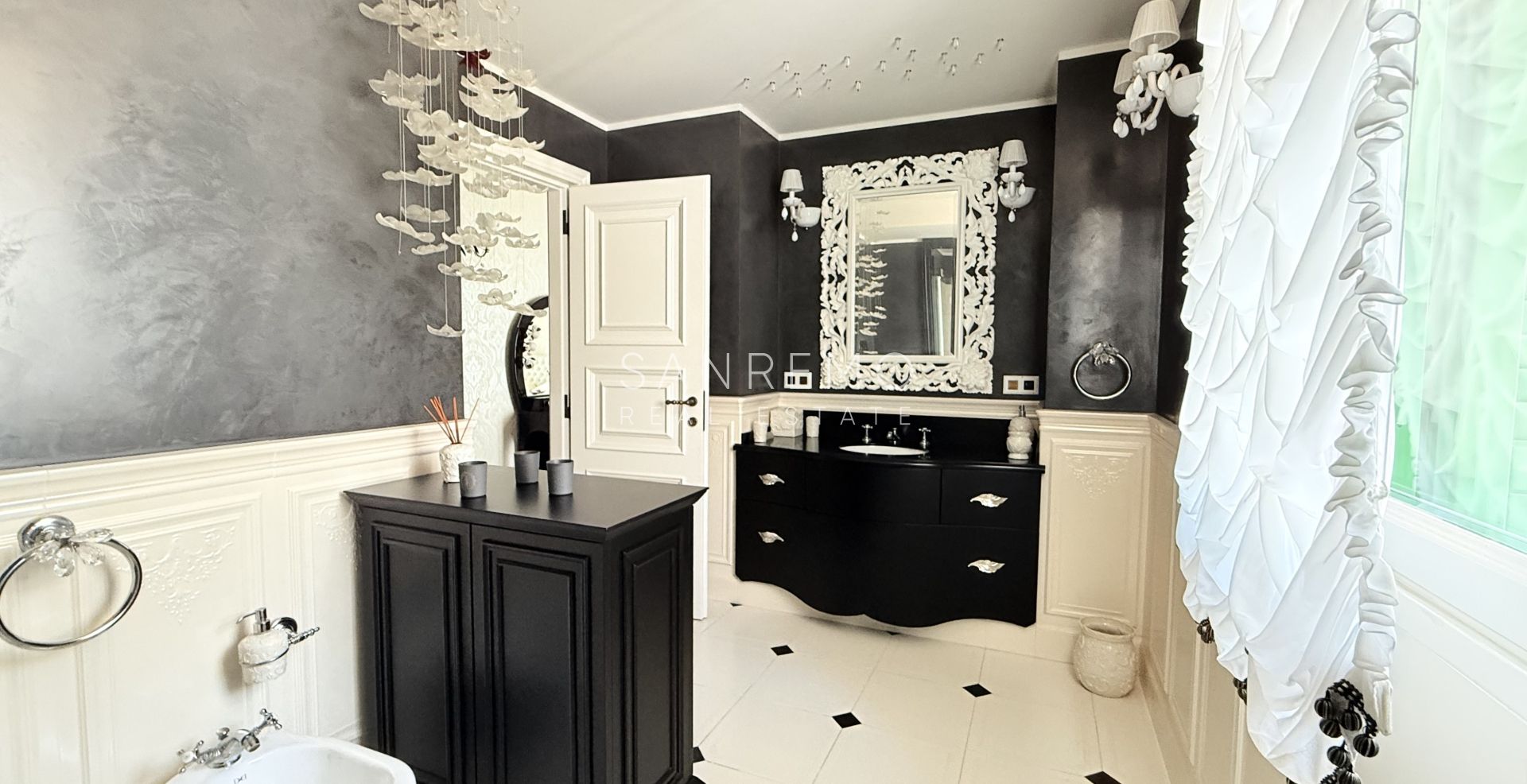 Attique dans résidente prestigieuse avec piscine intérieure chaufée et parking