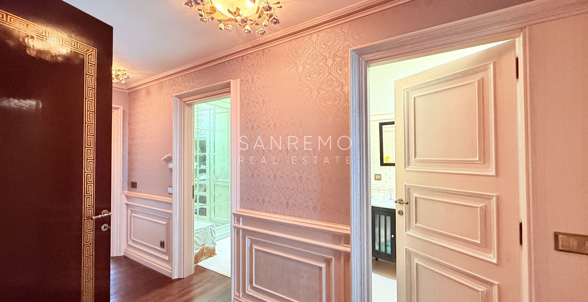 Attique dans résidente prestigieuse avec piscine intérieure chaufée et parking