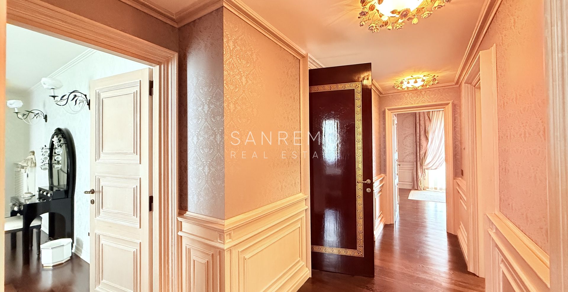 Attique dans résidente prestigieuse avec piscine intérieure chaufée et parking