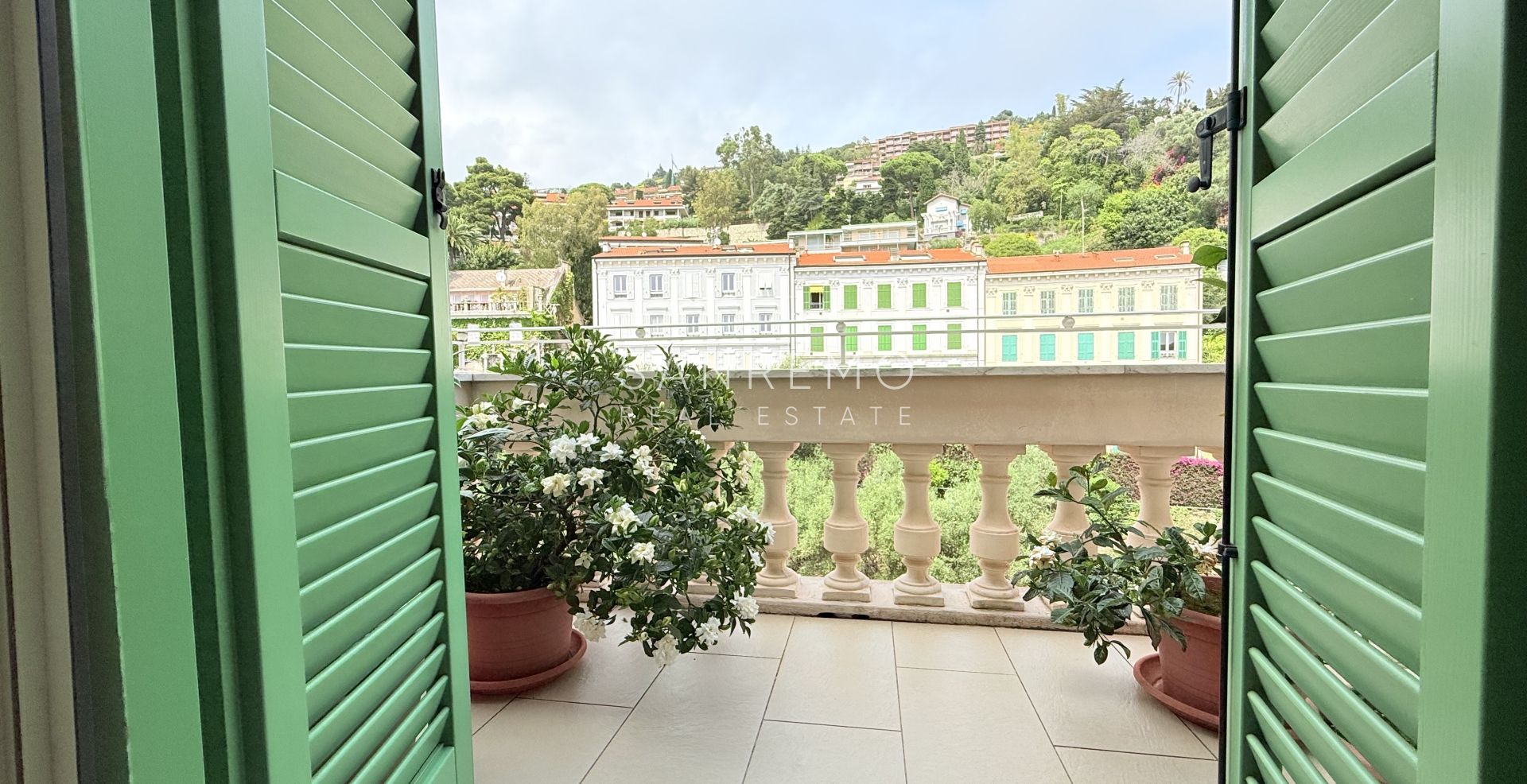 Attique dans résidente prestigieuse avec piscine intérieure chaufée et parking