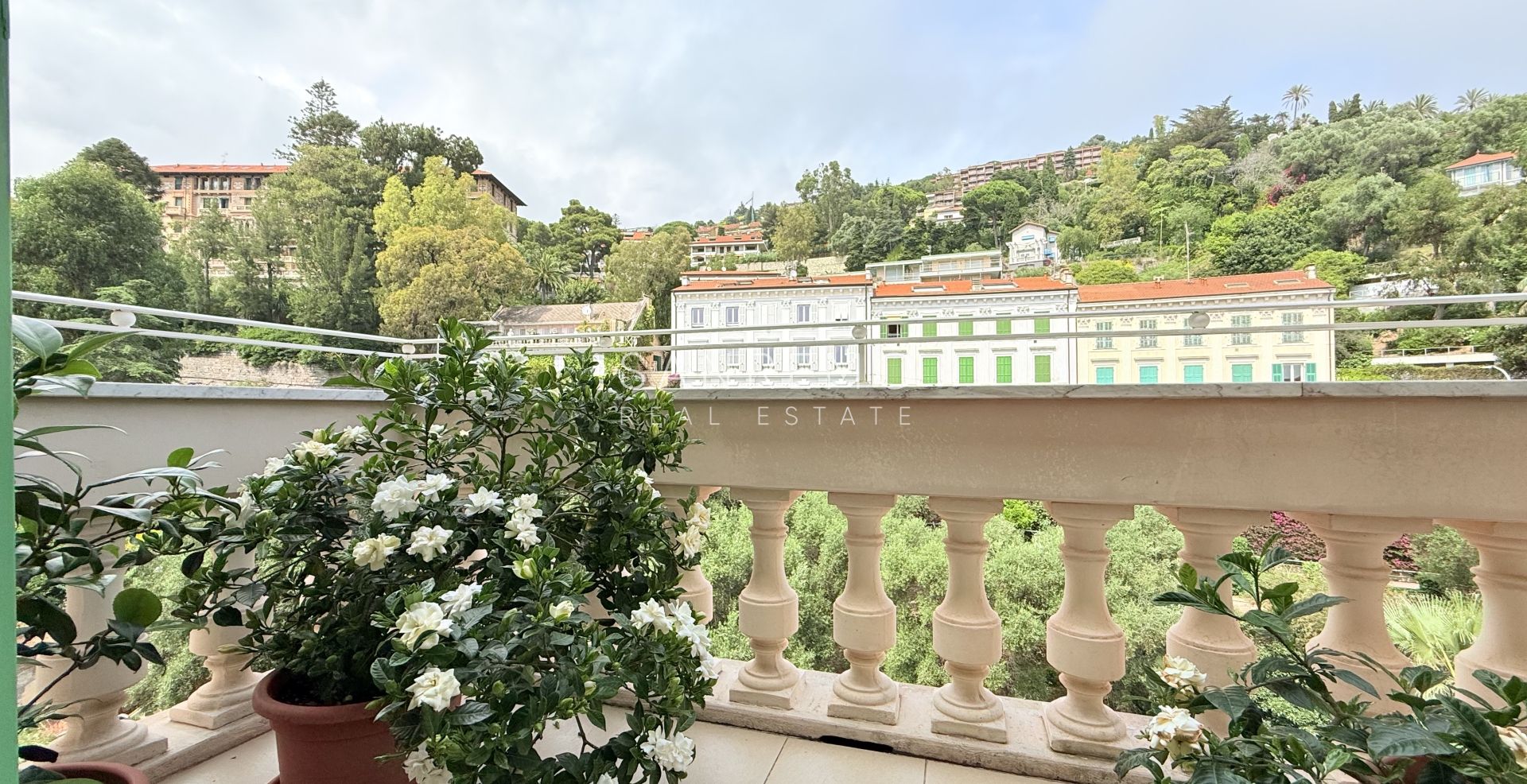 Attique dans résidente prestigieuse avec piscine intérieure chaufée et parking