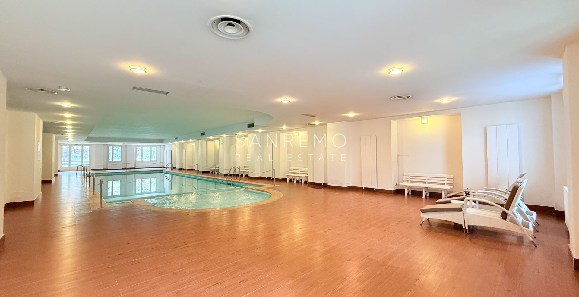 Attique dans résidente prestigieuse avec piscine intérieure chaufée et parking