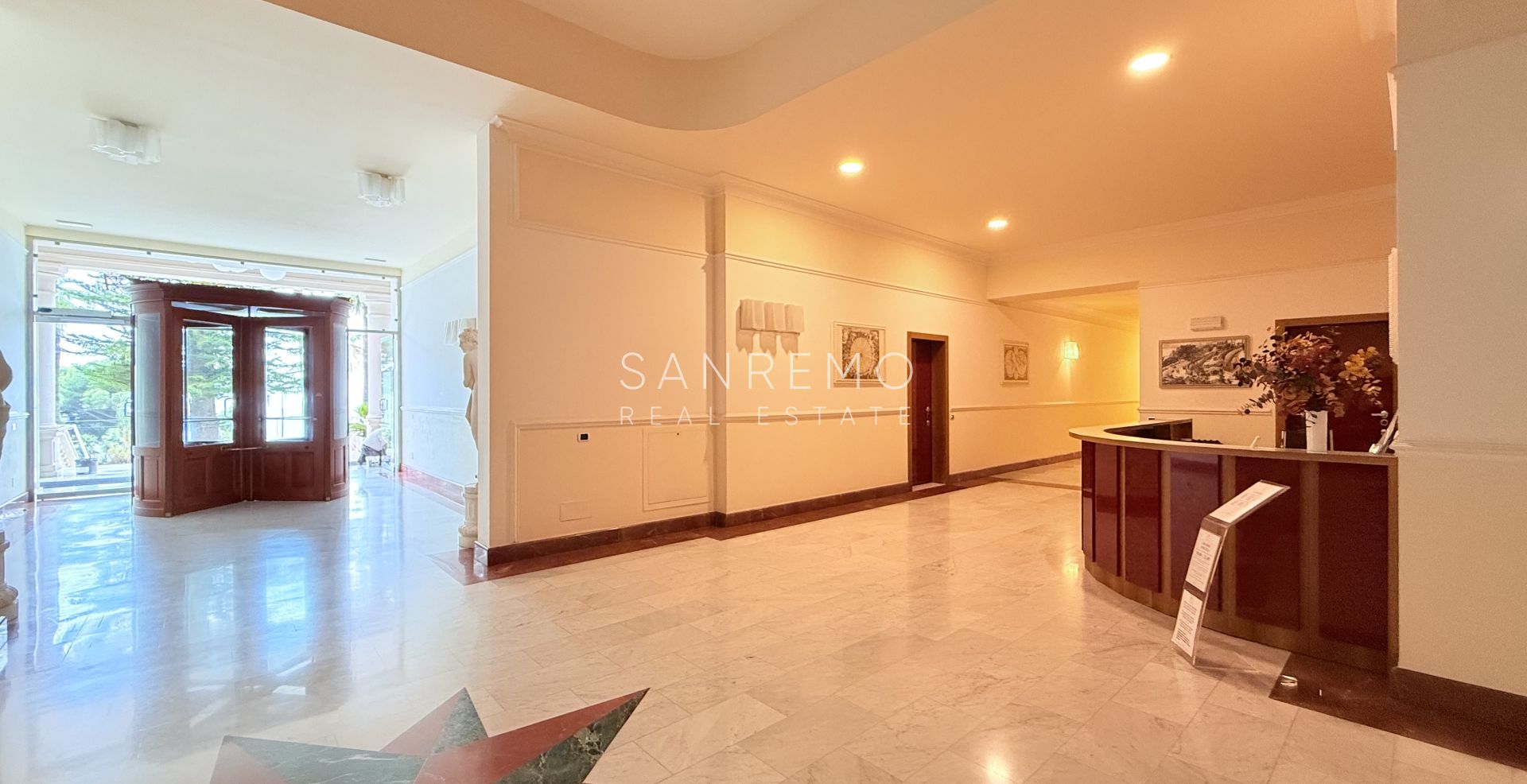 Attique dans résidente prestigieuse avec piscine intérieure chaufée et parking