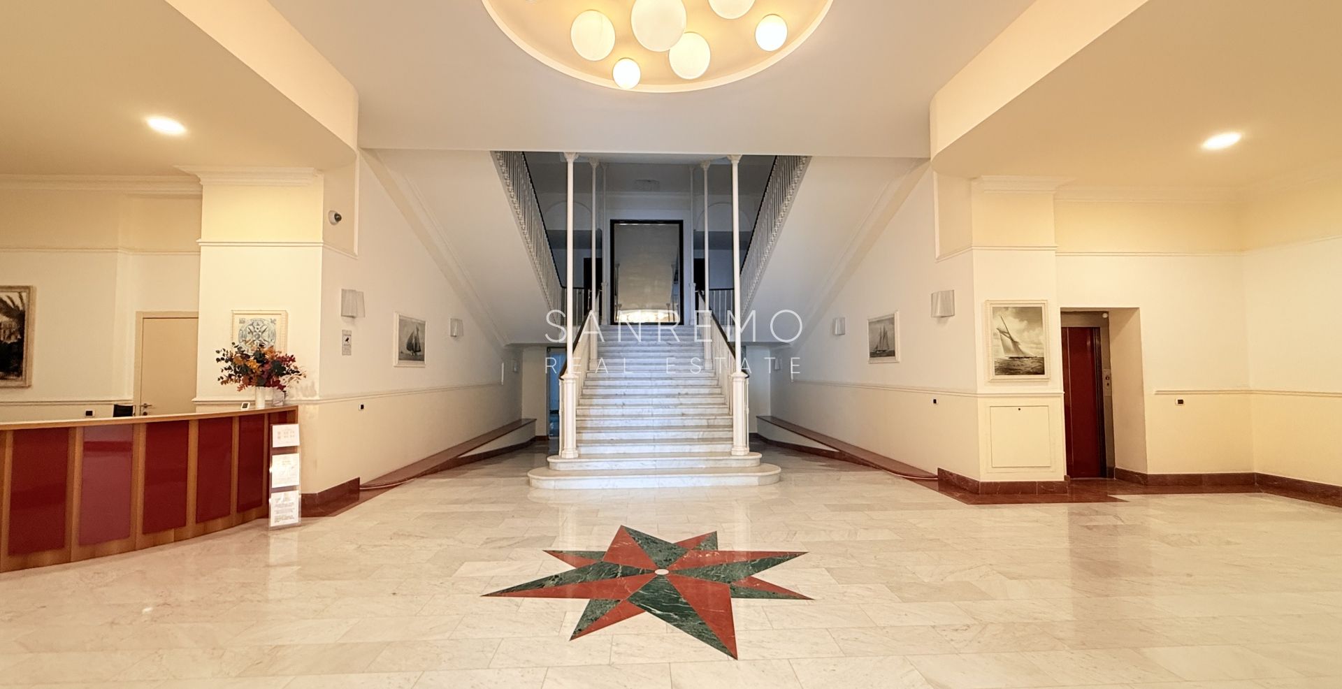 Attique dans résidente prestigieuse avec piscine intérieure chaufée et parking