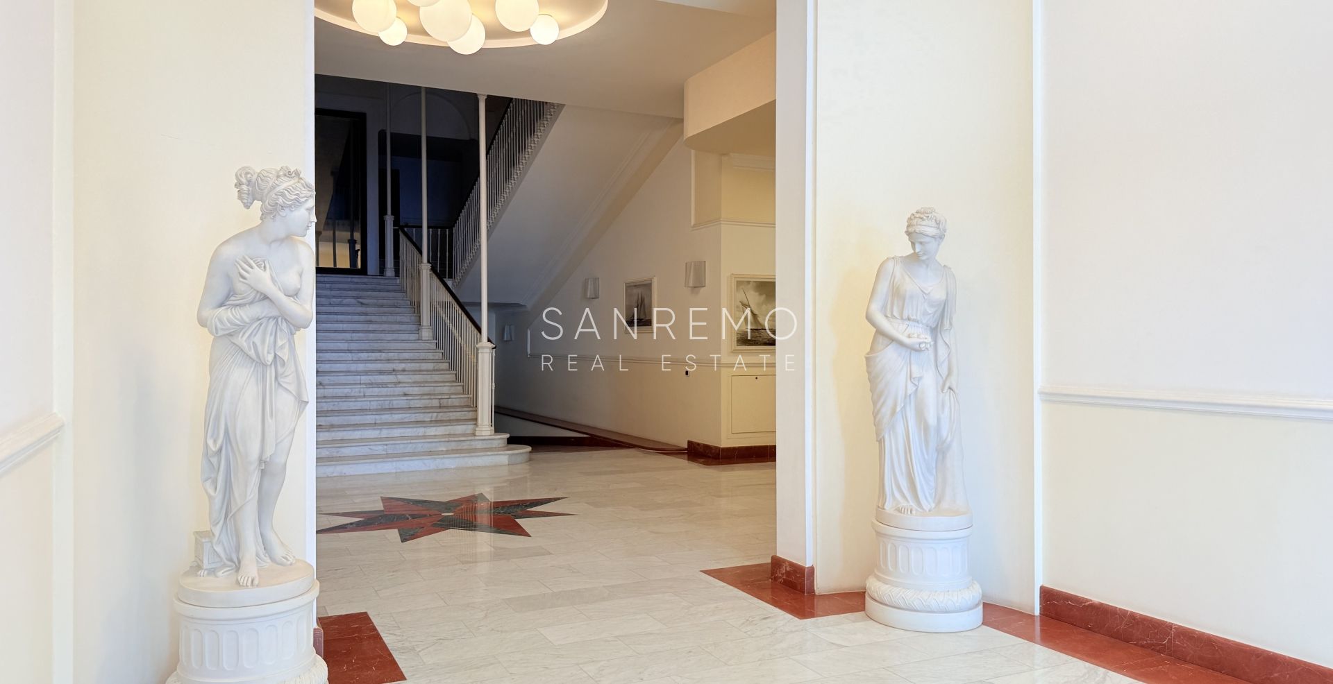 Attique dans résidente prestigieuse avec piscine intérieure chaufée et parking